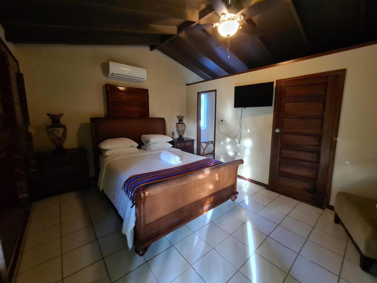 Yocamatsu Bed and Breakfast Caye Caulker Buitenkant foto